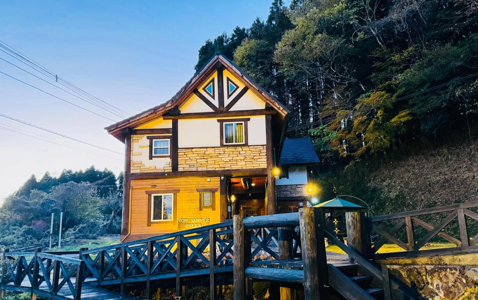 Отель Yufuin Log House No Yado Tom Sawyer Экстерьер фото